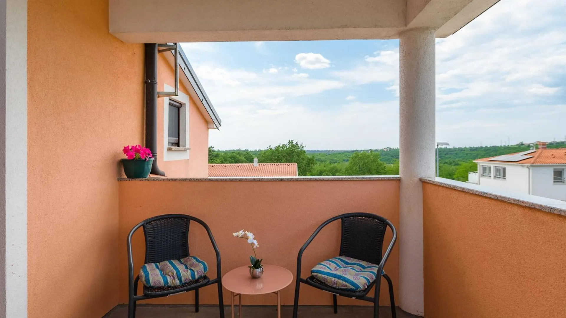 Apartment Orhidea In A Peaceful Setting Near أوماغ