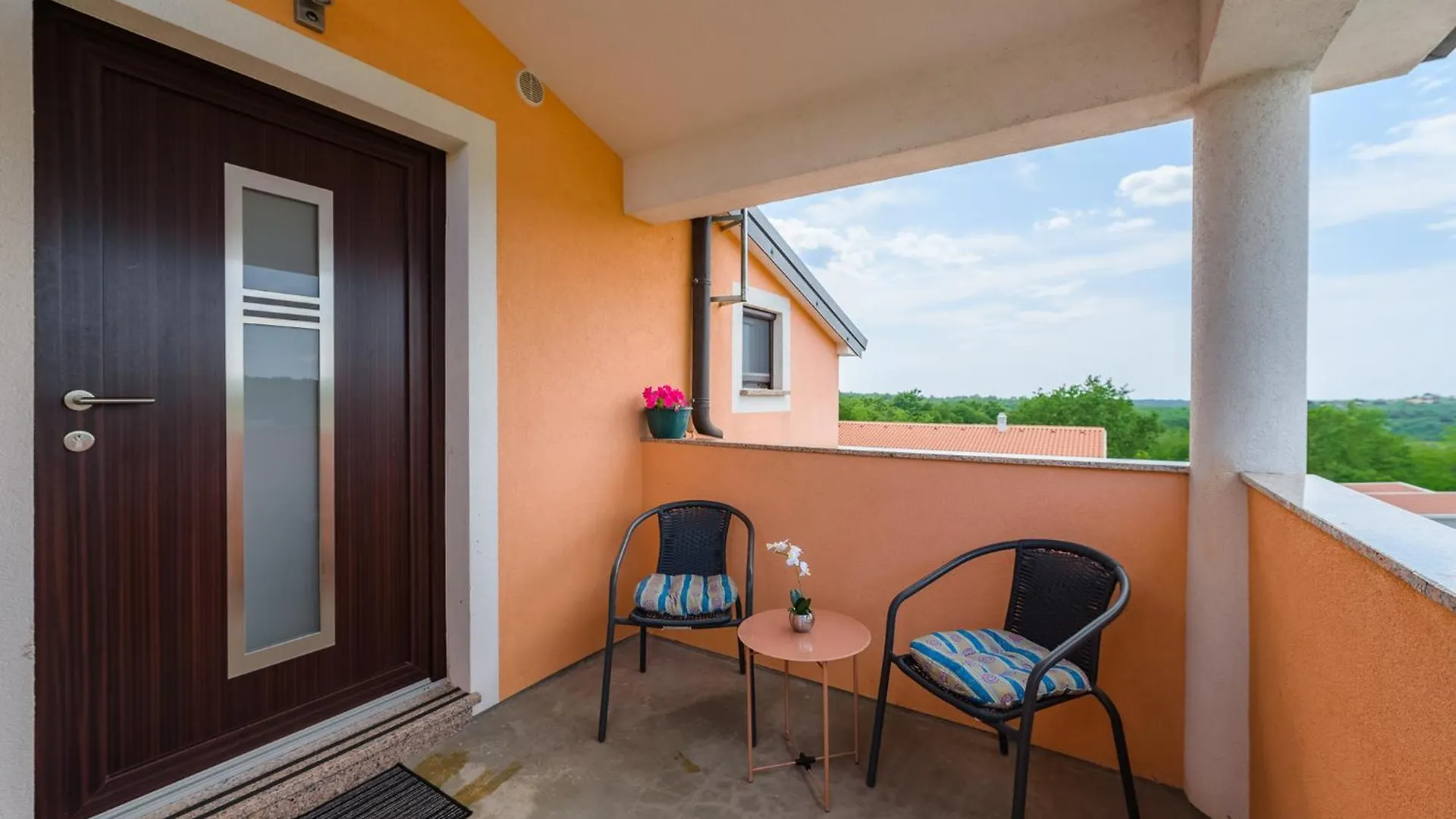 Apartment Orhidea In A Peaceful Setting Near أوماغ